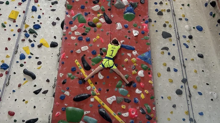 junge am autobelay | © leonie hoffmann